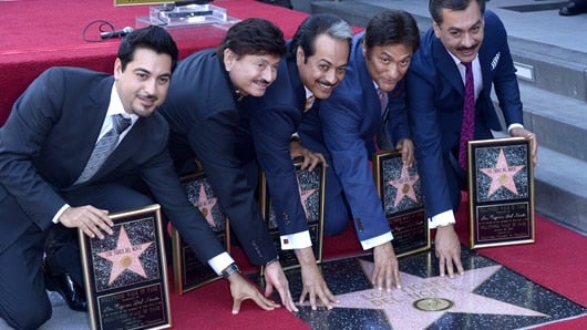 Los Tigres del Norte recibiendo su estrella en la Paseo de la Fama. Foto: EFE.