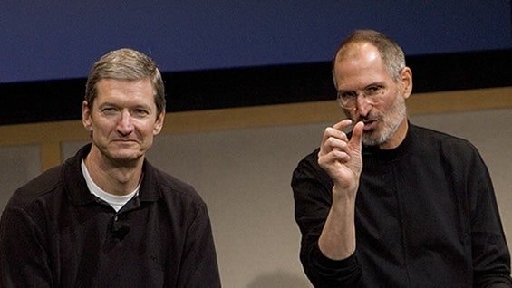 Tim Cook, CEO de Apple, y su predecesor, Steve Jobs. Foto: AFP.