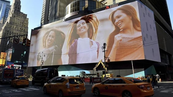 Así luce la gigantesca pantalla en Times Square. Foto: EFE.