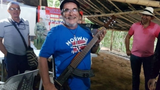 'Timochenko' posa con la 'escopetarra', un símbolo de la paz y la reconciliación. Foto: Farc