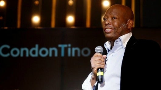El exfutbolista colombiano Faustino 'El Tino' Asprilla participa en la presentación de una línea de condones. Foto: EFE.