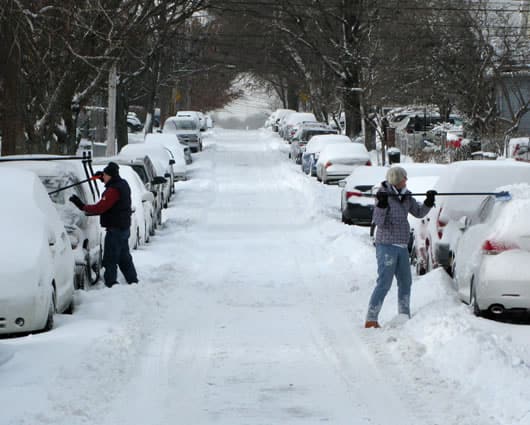 Un hombre de 66 años que falleció de un ataque al corazón mientras retiraba la nieve de su casa . Foto: AFP.