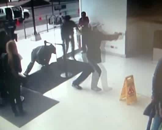 Un uniformado del Inpec resultó herido durante el ataque criminal. Foto: RCN