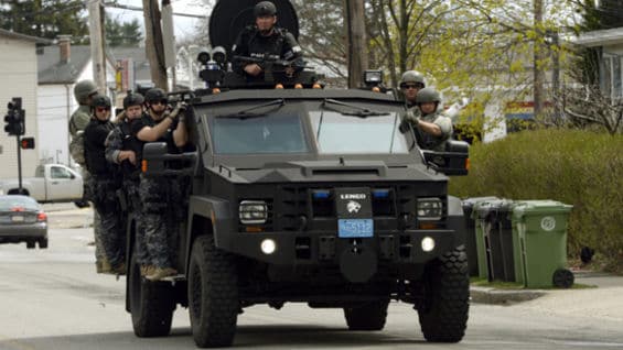 Los oficiales están en el lugar de los hechos. Foto: AFP.