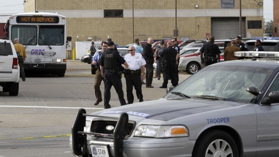 Uno de los policías que atendía la emergencia resultó gravemente herido y murió en un hospital cercano. Foto: AFP.