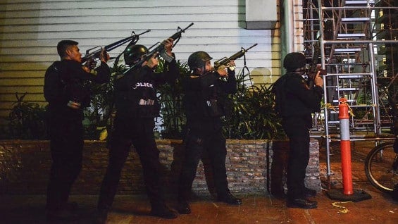 Agentes del grupo SWAT de la policía filipina en alrededores del hotel Resort World Manila. Foto: EFE.