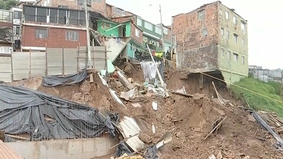 La casa quedó en el aire tras el derrumbe de la madrugada de este sábado. Foto: Noticias RCN.