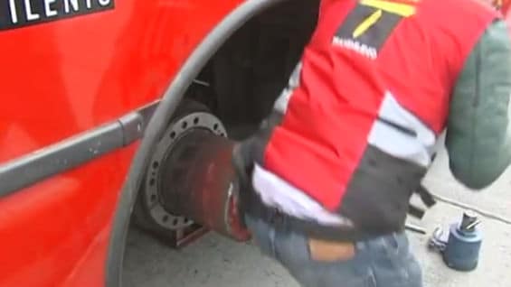 Al bus se le desprendió una llanta.