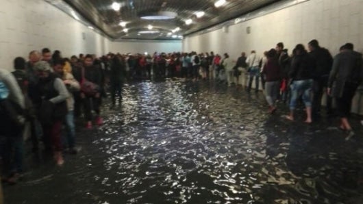 El túnel de la estación Ricaurte de Transmilenio se inundó.