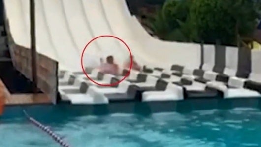 FOTO: Joven se rompe el cuello al lanzarse por un tobogán