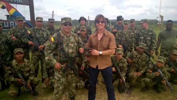 El actor Tom Cruise firmó autógrafos y se tomó fotografías con los uniformados. Foto: Ejército Nacional.