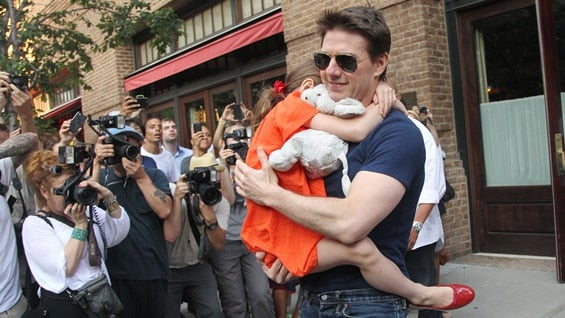 El actor estadounidense Tom Cruise saliendo de un hotel con su hija Suri en Nueva York. Foto: AFP.