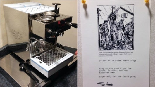 La primera vez que Tom Hanks regaló una cafetera fue durante la presidencia de George W. Bush. Foto: AFP.