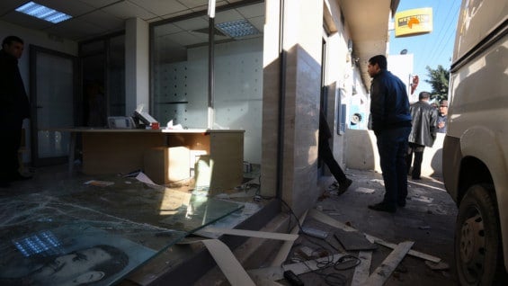 Banco saqueado y dañado por los manifestantes. Foto. AFP