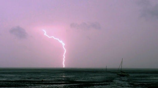 La tormenta tropical Bret llegará con vientos de 48 kilómetros por hora. Foto: AFP