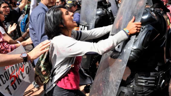 Manifestantes y uniformados del Esmad. Foto: AFP