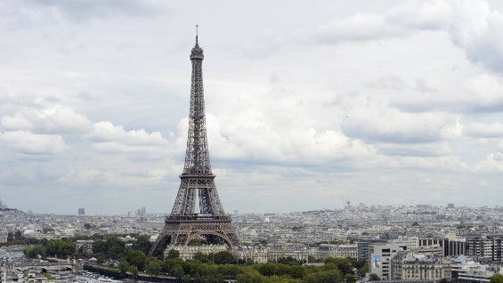 Al parecer la persona intentaba saltar de la Torre en paracaídas. Foto: AFP.