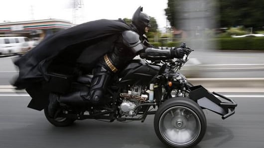 El hombre recorre las calles de Chiba (este de Tokio) en su 'bati-moto'. Foto: @tpkizzy
