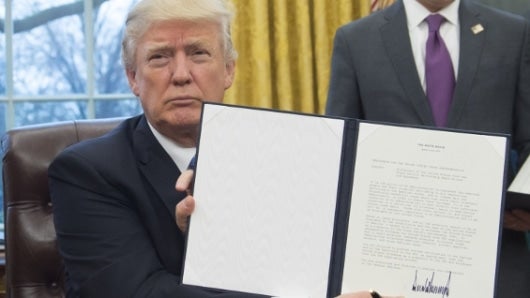 Orden ejecutiva que retira a los Estados Unidos de tratado Transpacífico. Foto: AFP