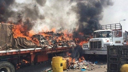 Uno de los vehículos atacados.