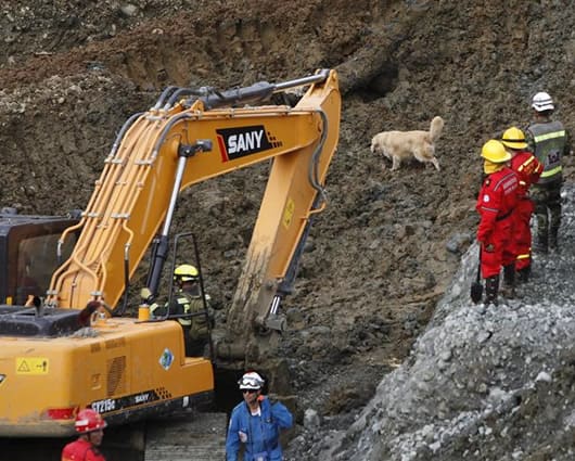 En esta zona permanecen sepultadas varias personas tras un alud en la mina aurífera de la vereda San Antonio. Foto: EFE.