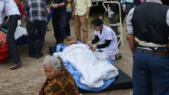 Muchos heridos son atendidos en las calles de la capital de Nepal. Foto: AFP.