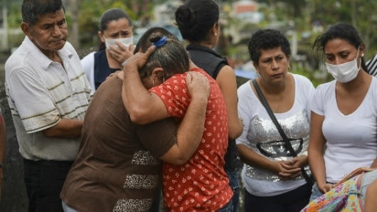 Mientras tanto en Mocoa, los supervivientes comenzaron a sepultar a los muertos que dejó la riada de un pueblo que ve por sus calles gigantescas rocas. Foto: AFP