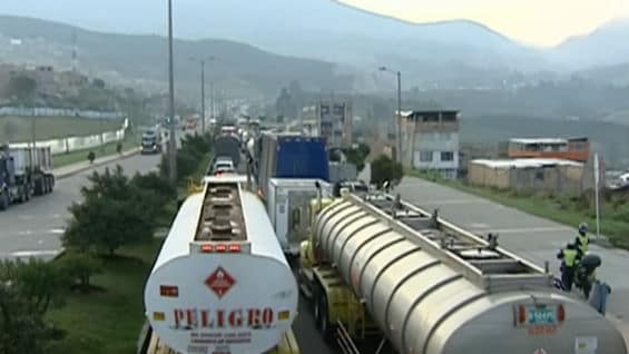 Las autoridades recomendaron no transitar por esta carretera mientras se logra habilitar el paso. Foto Noticias RCN