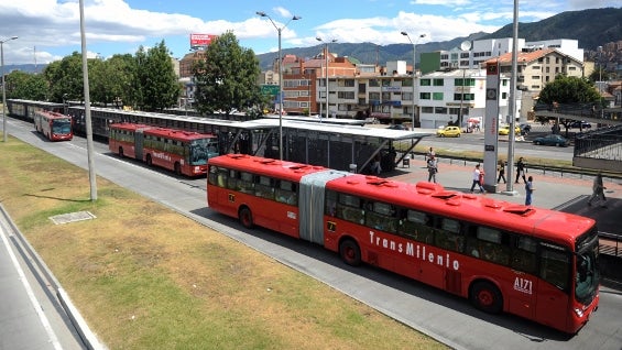 El alcalde Gustavo Petro había descartado incrementos en las tarifas del sistema de transporte. Foto: AFP.