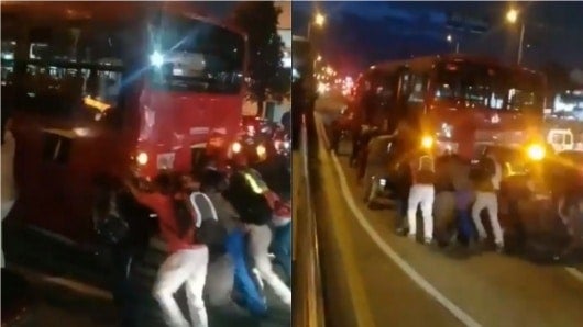 FOTO: Pasajeros empujan un Transmilenio varado