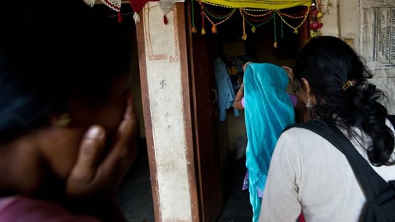 El proyecto capacita a maestros y adolescentes sobre ofertas de trabajo en el exterior. AFP