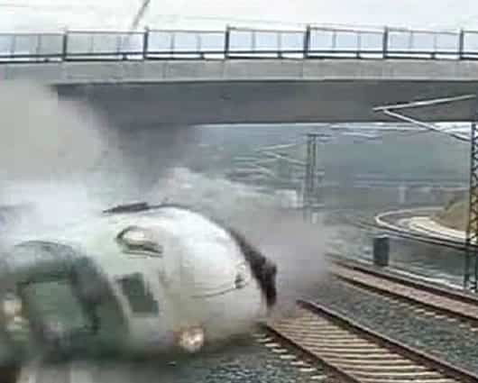El tren se descarriló al tomar una curva con exceso de velocidad. Foto: AFP.