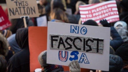 Protesta en aeropuerto de EE.UU. contra medida de Trump. Foto: AFP