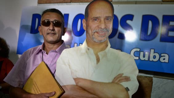 Con una figura de cartón las Farc recuerdan a 'Simón Trinidad' en los diálogos de paz.