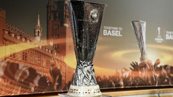 El trofeo que se le entrega al campeón de la UEFA Europa League. Foto Agencia AFP