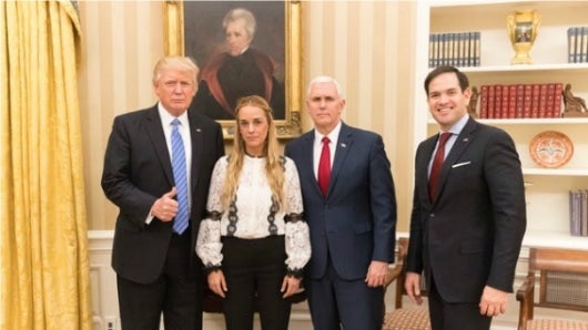 El presidente de EE.UU., Donald Trump, Lilian Tintori, la esposa de Leopoldo López, el vicepresidente estadounidense, Mike Pence, y el senador republicano Marco Rubio. Foto: @realDonaldTrump.