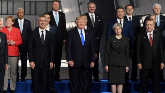 Trump en la foto después de empujar a Dusko Markovic. Foto: AFP