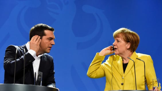 Alexis Tsipras y Angela Merkel. Foto: AFP