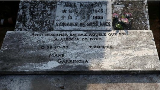 Lápida de Manuel Francisco dos Santos 'Garrincha'. Foto: EFE.