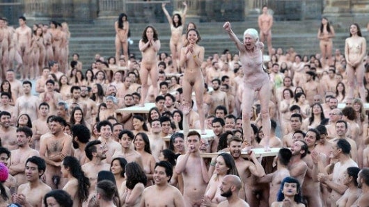 Más de 6.000 personas se desnudaron el pasado 5 de junio frente al lente de Spencer Tunick. AFP