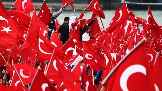 Miles de partidarios de Recep Tayyip Erdogan protestan este domingo en Alemania. Foto: EFE.