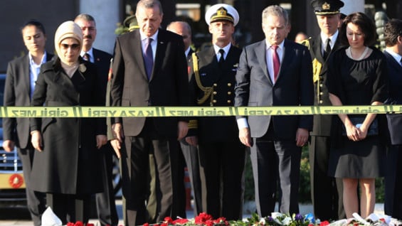 Presidentes de Turquía y Finlandia durante una ceremonia en en lugar del atentado. Foto: AFP