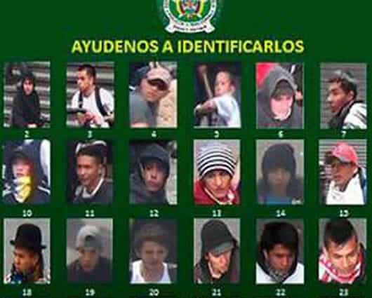 El cartel publicado por la policía muestra a cerca de 100 jóvenes.