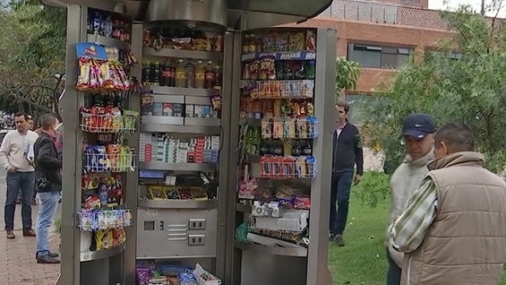 Los comerciantes informales reciben los quioscos que administra el Instituto para la Economía Social mediante un sorteo. Foto Noticias RCN