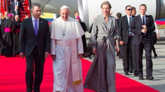 Esta fue una de las fotos más compartidas por la prensa del mundo durante la llegada del papa a Colombia. Foto: NoticiasRCN.com
