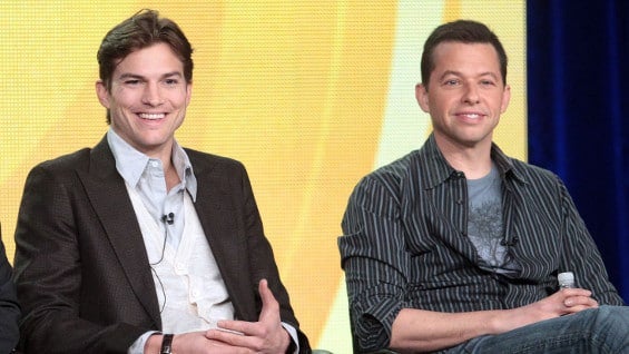 Ashton Kutcher y Jon Cryer protagonizaron la serie durante cuatro temporadas. Foto: AFP