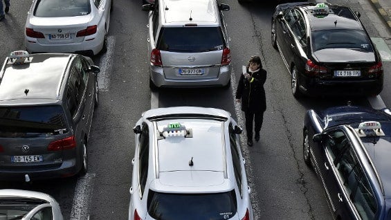 Cuando en varios países del mundo Uber aun tiene restricciones, en Estados Unidos se usará el servicio para trasladarse hacia México. AFP