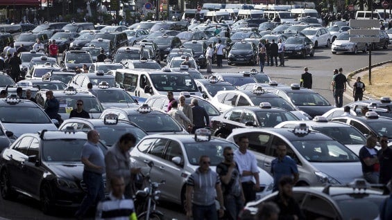 Taxistas de Francia protestaron este jueves argumentando que el servicio de Uber los tiene en desventaja. Foto: EFE.