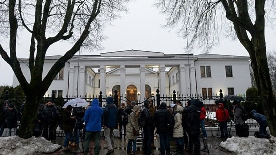 Periodistas a las afueras de la residencia presidencial en Minsk esperan declaraciones sobre la reunión. AFP