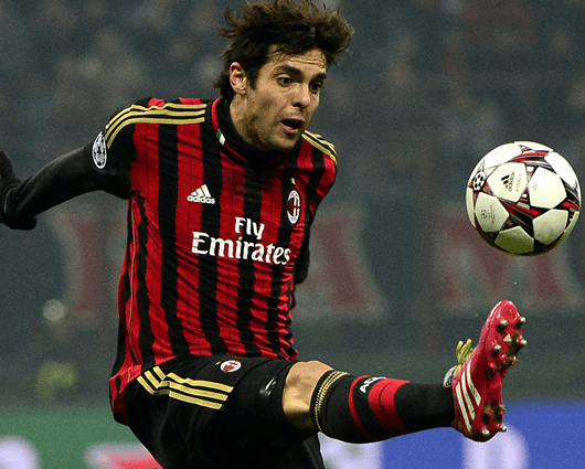 Ricardo Kaka intenta controlar un balón en el partido frente al Ajax. Foto: AFP
